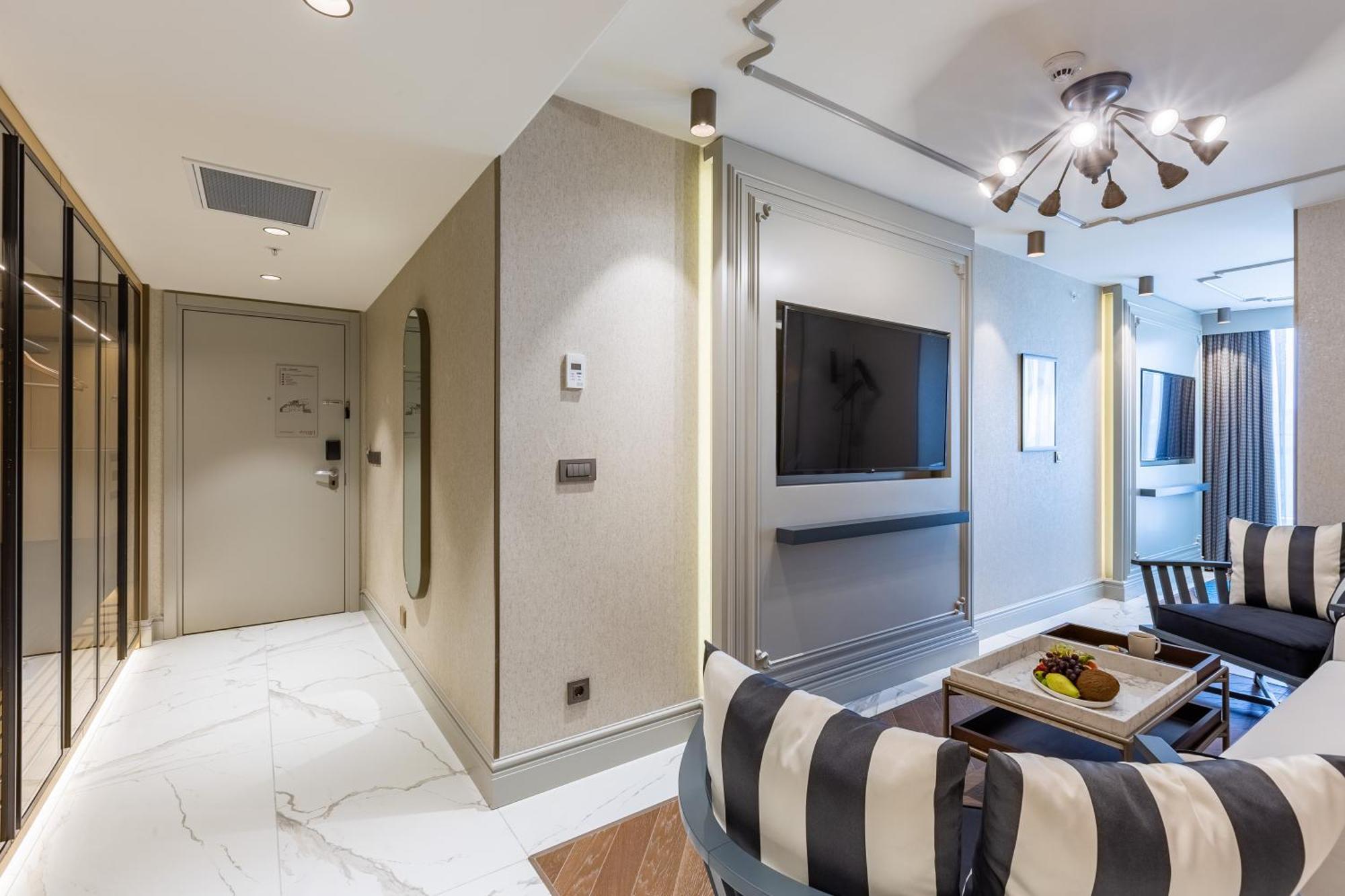 איסטמבול Stayso The House Hotel חדר תמונה Interior of a suite at the Mandarin Oriental