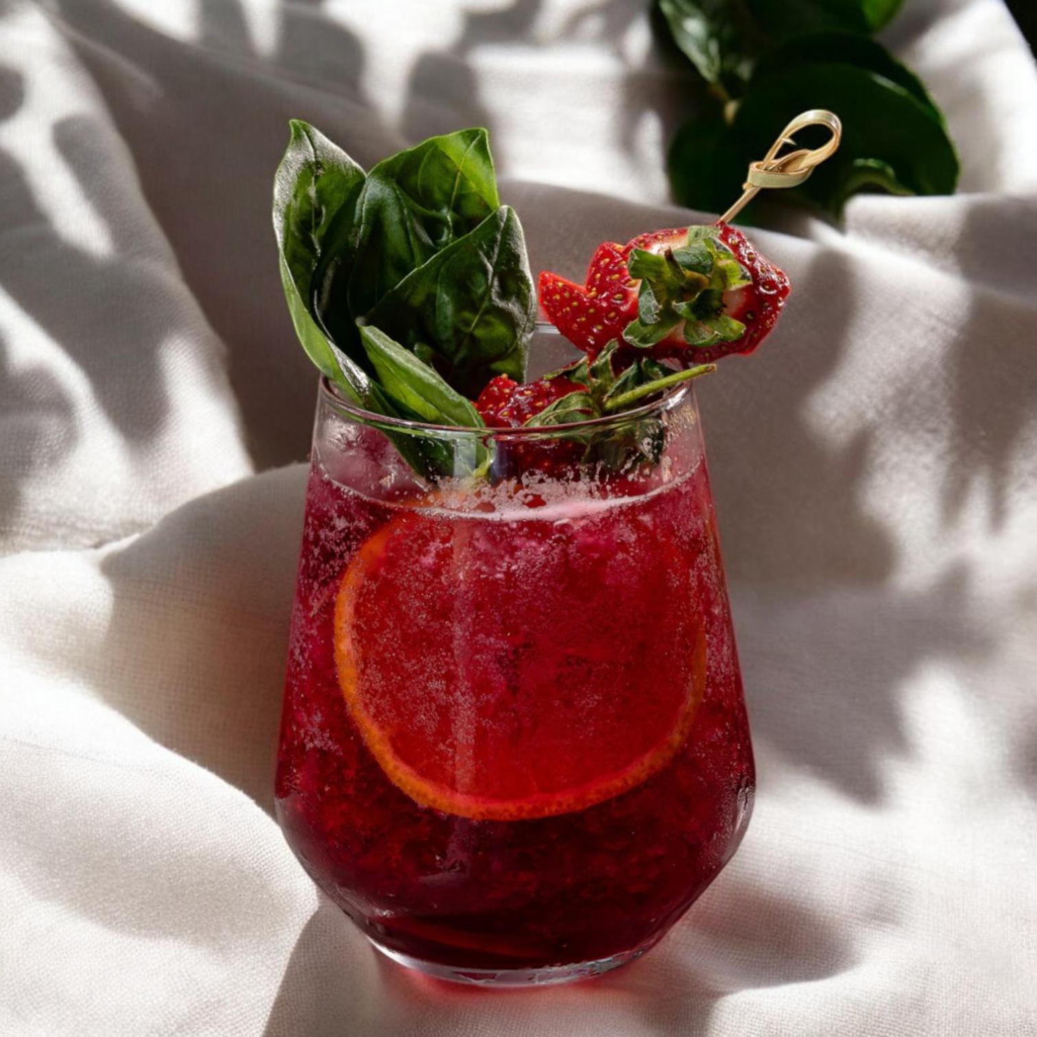 איסטמבול Stayso The House Hotel מראה חיצוני תמונה A strawberry basil cocktail